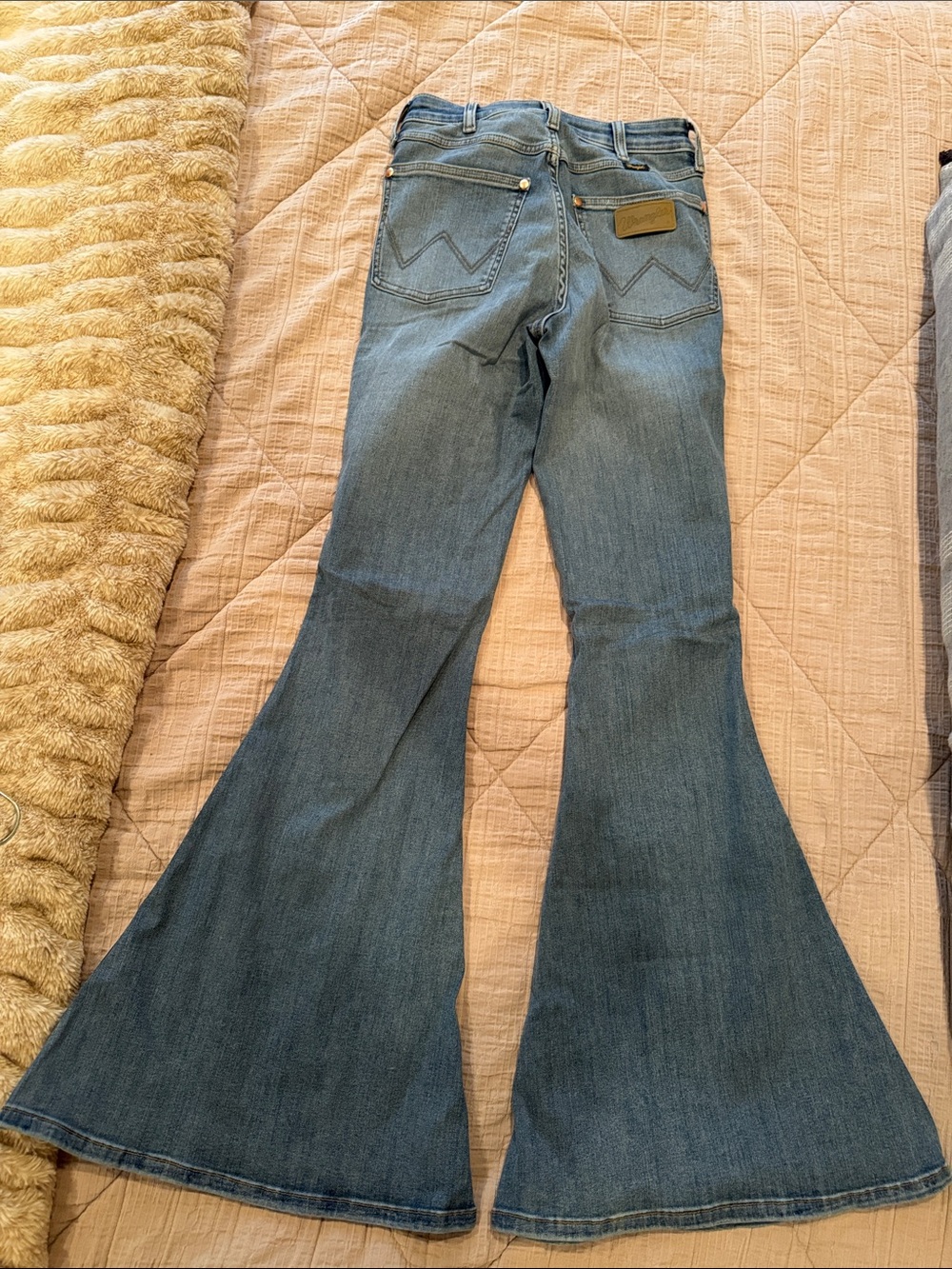 Wrangler Lainey Wilson Women's Light Blue Wide Leg Flare Jeans - Picture 5 of 5